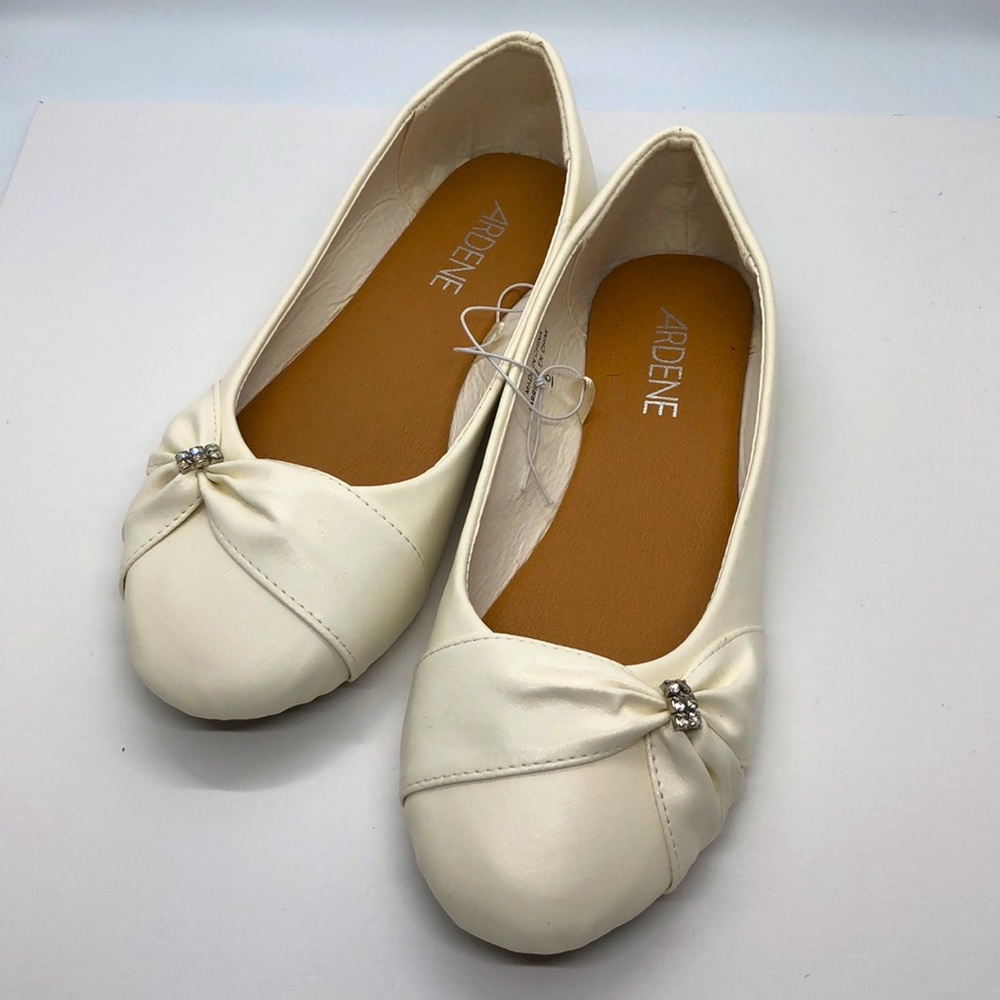 Flats in White/Cream